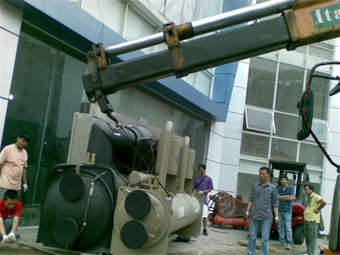 康乐县随车吊和汽车吊的核心区别是什么？哪种更省钱？