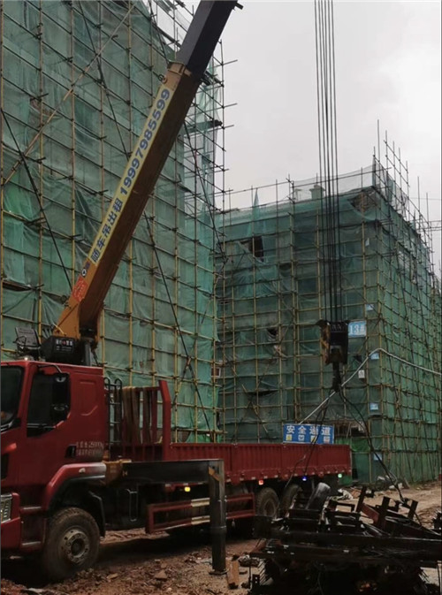 康乐县“慢工细活”—— 吊车的 “微动控制” 技术